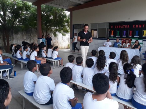 Com relatório de Styvenson, projeto prevê a "adoção" de escolas por senadores