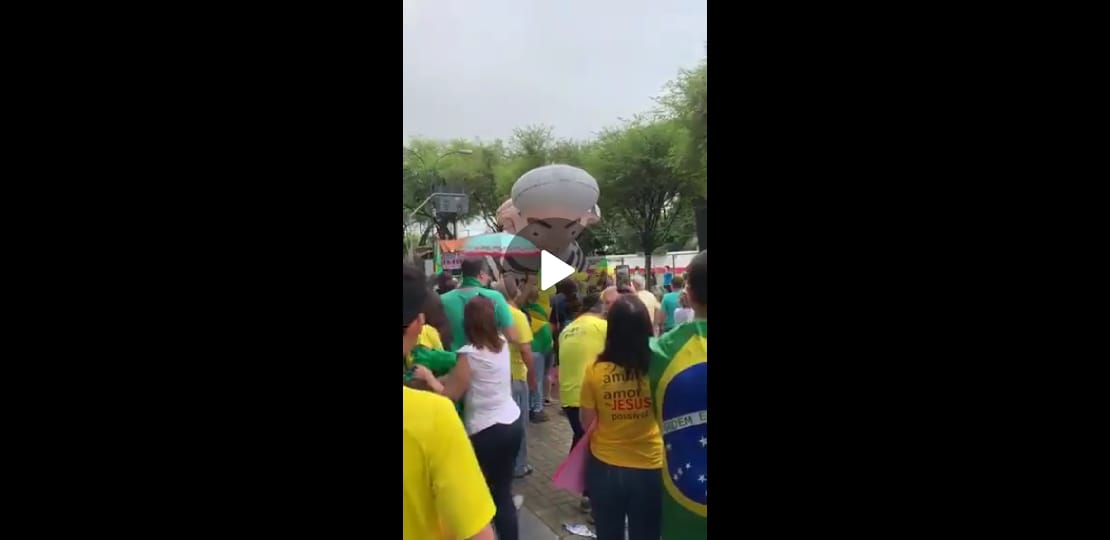 (VÍDEO) Manifestantes comemoram enquanto Pixuleco é inflado em Natal; assista