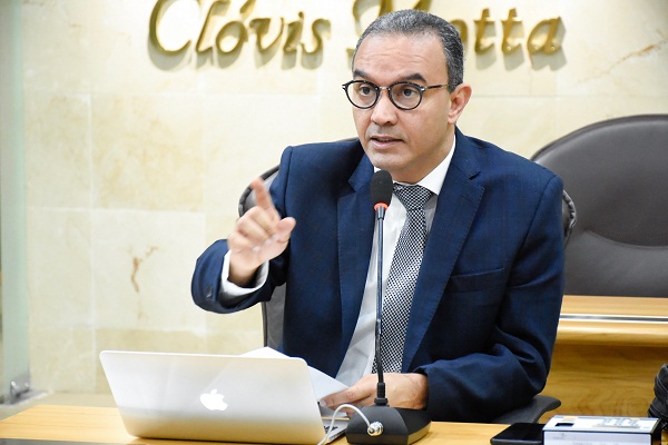 Kelps critica PMN por retirar banheiros de voluntários da Ponte Newton Navarro