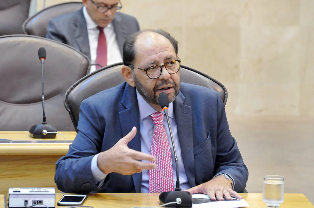 "Cada vez que abre a boca se equivoca", diz deputado sobre secretário de Saúde