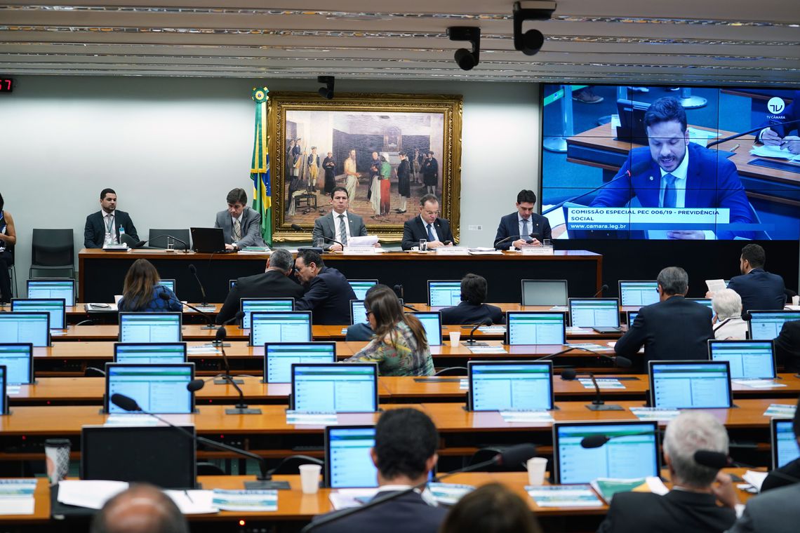 Comissão da Câmara aprova texto principal da reforma da Previdência
