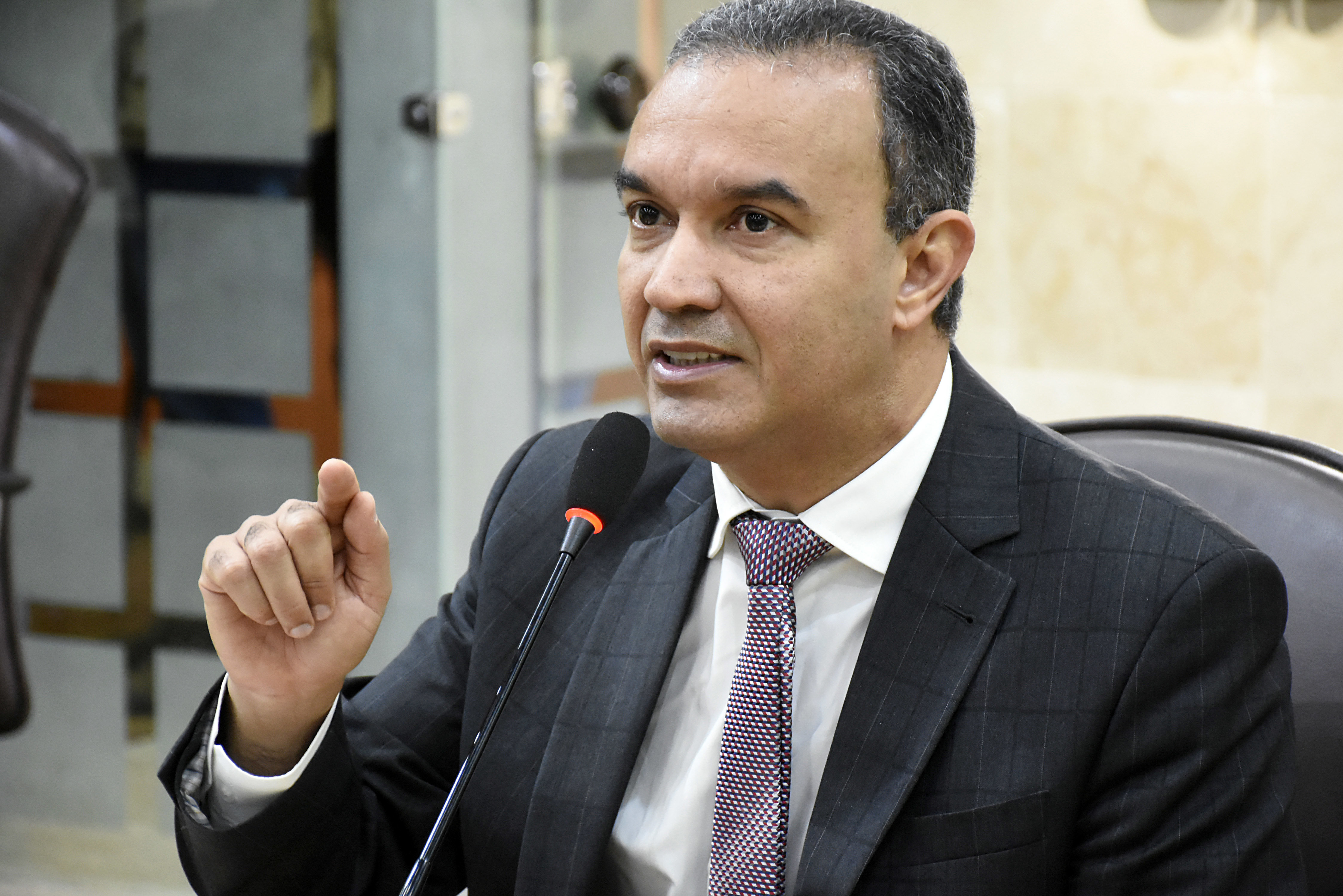 Deputado quer proibir governadores de nomear maridos e esposas depois da eleição