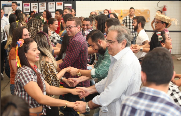 Álvaro segue cartilha de candidatos, visita Guararapes e dança até quadrilha