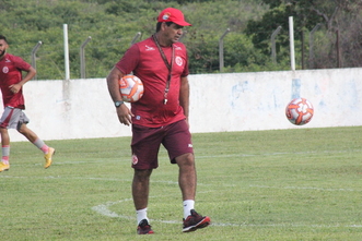 América chega a Salvador após fazer treino fechado em Natal