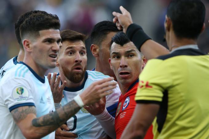 Expulso de campo, Messi sobe o tom e diz que Copa está "armada" para o Brasil