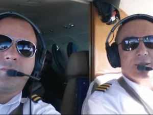 Piloto morre durante voo e copiloto assume comando da aeronave