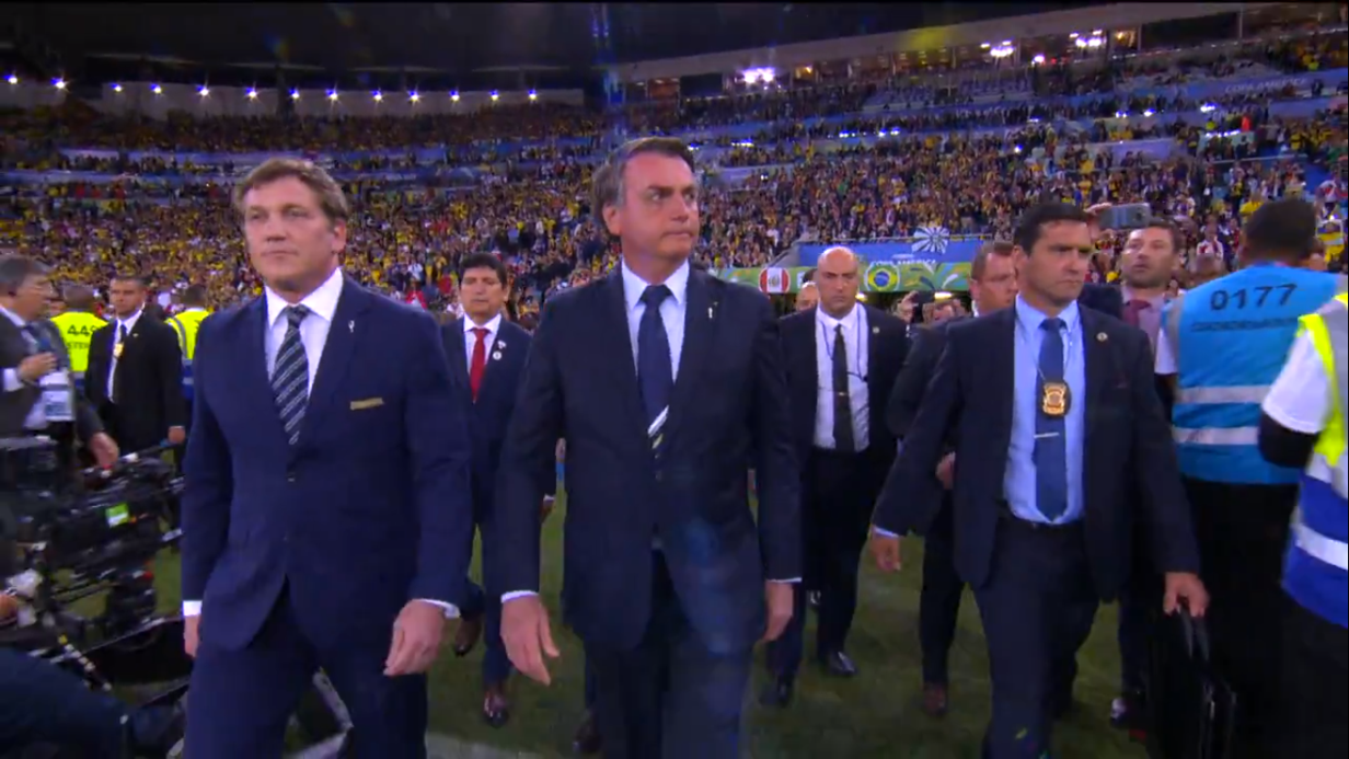 Bolsonaro desce ao gramado do Maracanã sob vaias e aplausos; assista