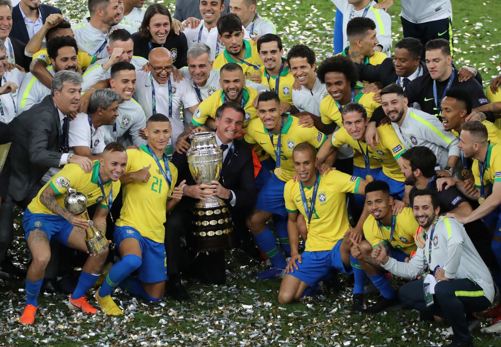 [VÍDEO] Bolsonaro levanta a taça e ouve gritos de “mito” pelos jogadores