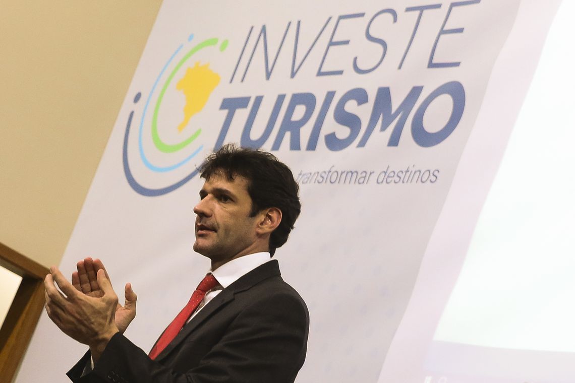 Bolsonaro exonera ministro do Turismo temporariamente