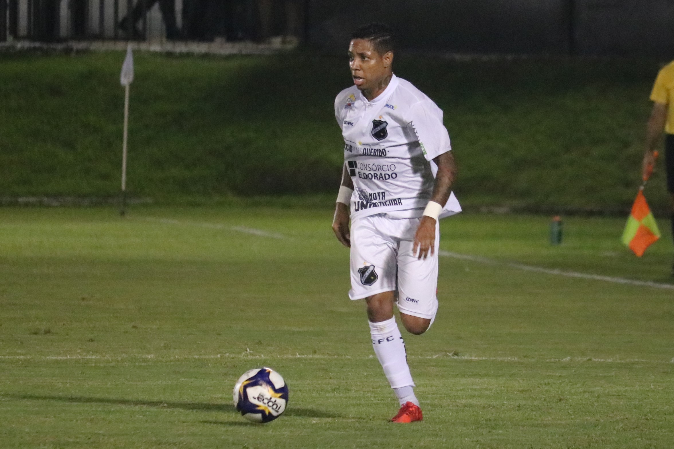 ABC rescinde contrato com zagueiro e atacante