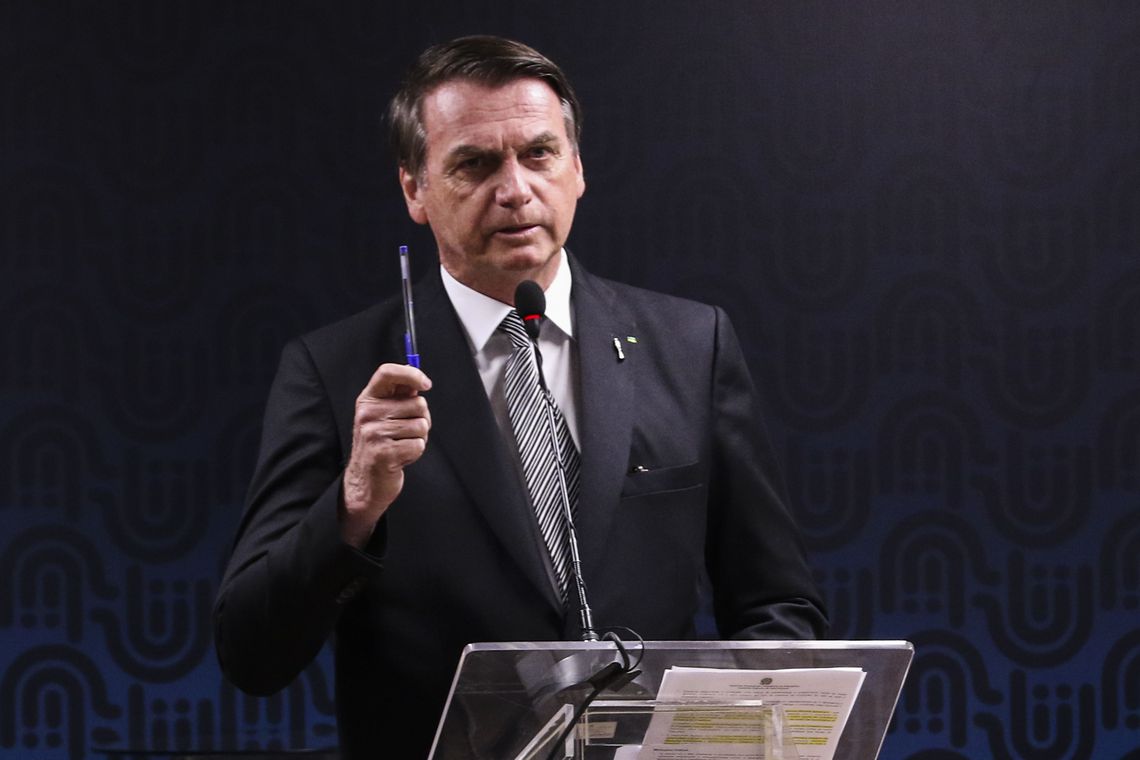 Profissionais ligados à segurança podem sair da reforma, diz Bolsonaro