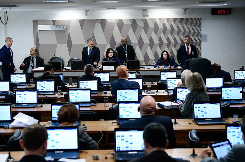 Senado aprova projeto que criminaliza caixa 2 eleitoral
