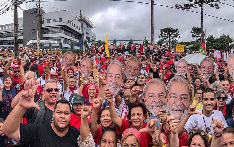 IstoÉ: PT usa dinheiro público para bancar atos do "Lula Livre"