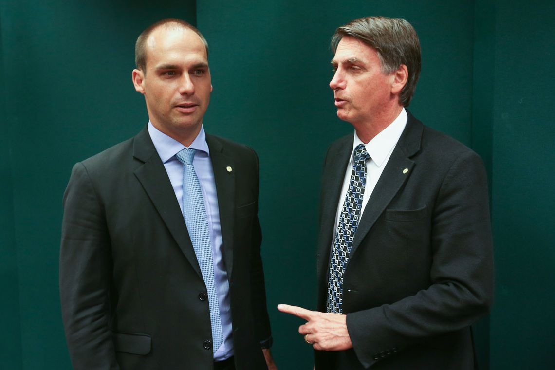 Bolsonaro cogita indicar filho para ser embaixador nos EUA; Eduardo aceita cargo