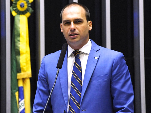 Cotado para embaixada, Eduardo Bolsonaro diz que 'já fritou hambúrguer nos EUA'