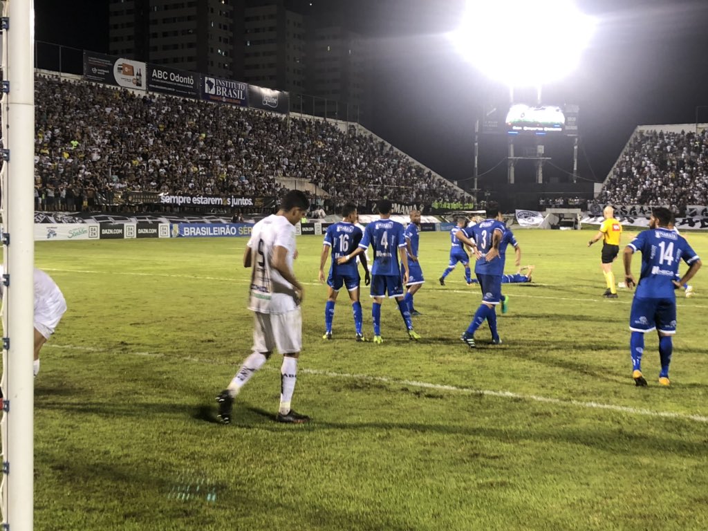 Com Frasqueirão lotado, ABC perde para o Confiança e continua na lanterna