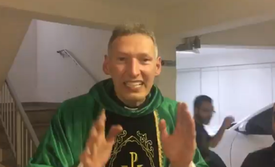 (VÍDEO) Marcelo Rossi diz que está bem após incidente: "Maria passou na frente"