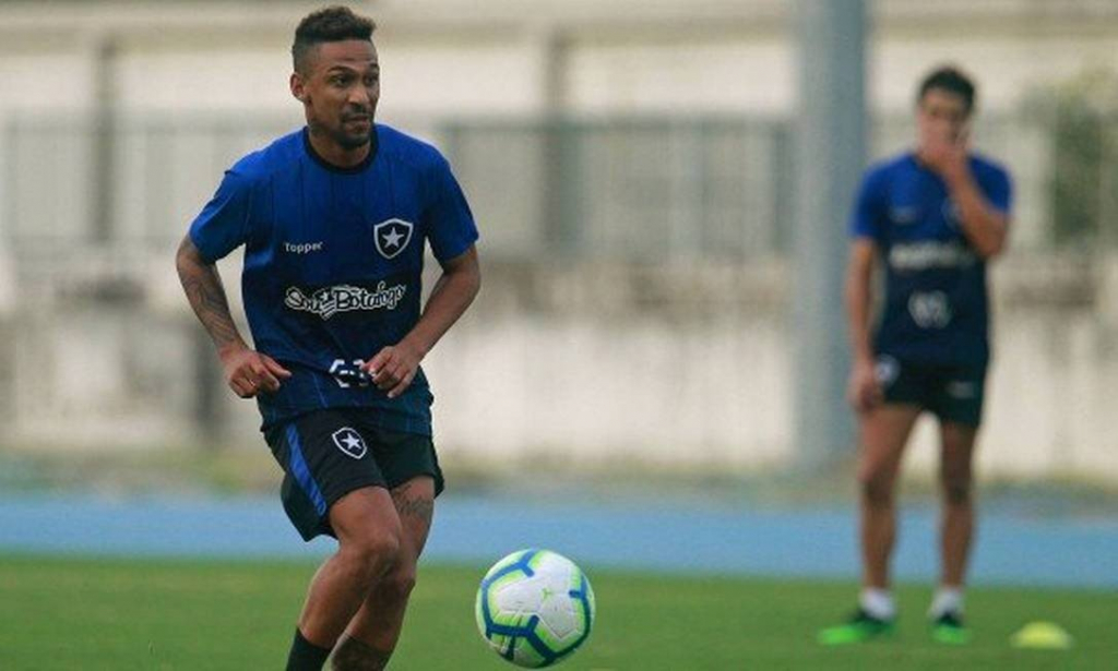 Atacante do Botafogo sofre parada cardíaca durante treinamento