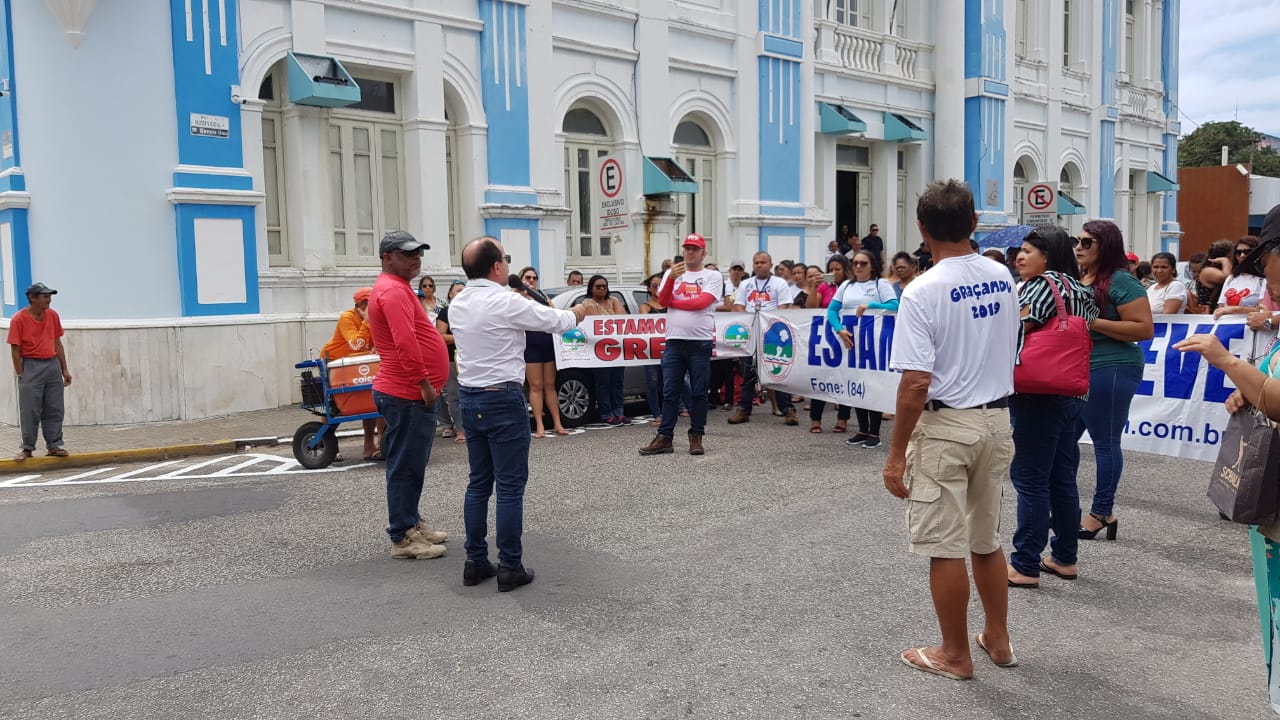 Protesto: Sandro Pimentel cobra salários atrasados de cozinheiros e auxiliares