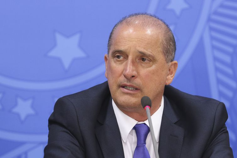Governo cria Conselho Brasil-OCDE e revoga centenas de decretos
