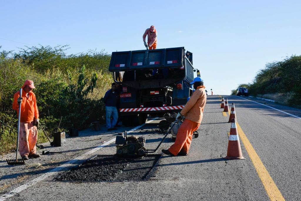 Atendendo requerimento de Ezequiel, Dnit-RN inicia tapa-buracos na BR-226