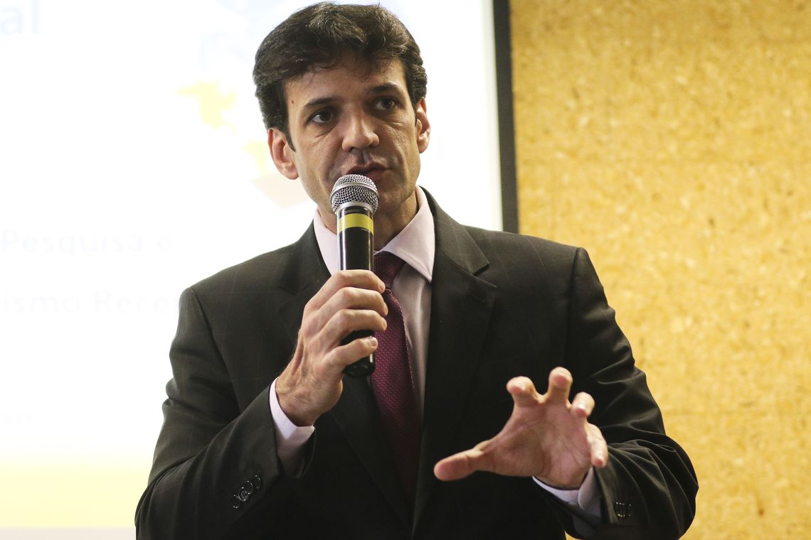 Após Moro, ministro do Turismo de Bolsonaro também se licencia do cargo