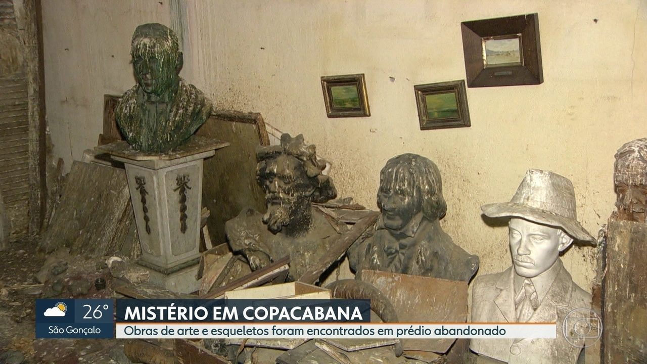 Acervo achado em quarto fechado há anos tinha até ossada humana