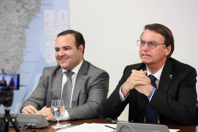 Bolsonaro defende fim de aulas para tirar CNH: "nem devia ter exame para nada"