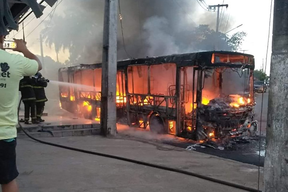 Ônibus pega fogo e é totalmente consumido pelas chamas na Grande Natal