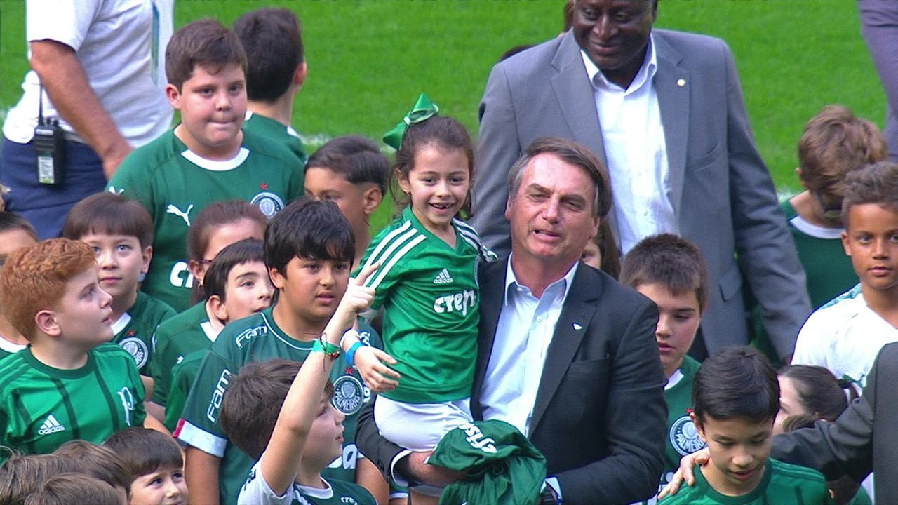 (VÍDEO) Bolsonaro faz festa com crianças antes de Vasco e Palmeiras; assista