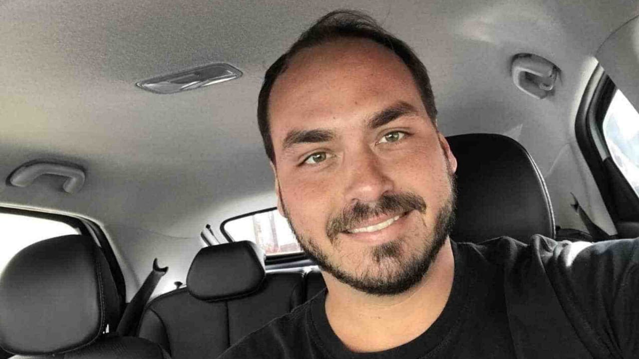 Filho de Bolsonaro diz que Brasil é "um dos maiores cabides de emprego do mundo"