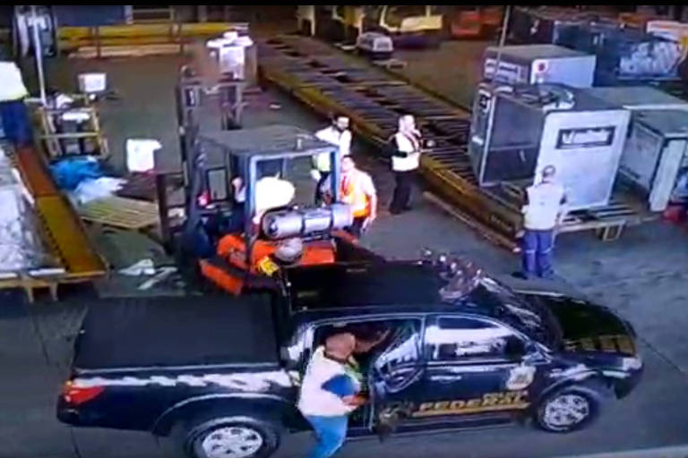 Dois funcionários do aeroporto são presos por roubo de 720 kg de ouro