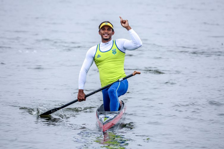 Brasil é ouro na canoagem velocidade e no triatlo revezamento misto