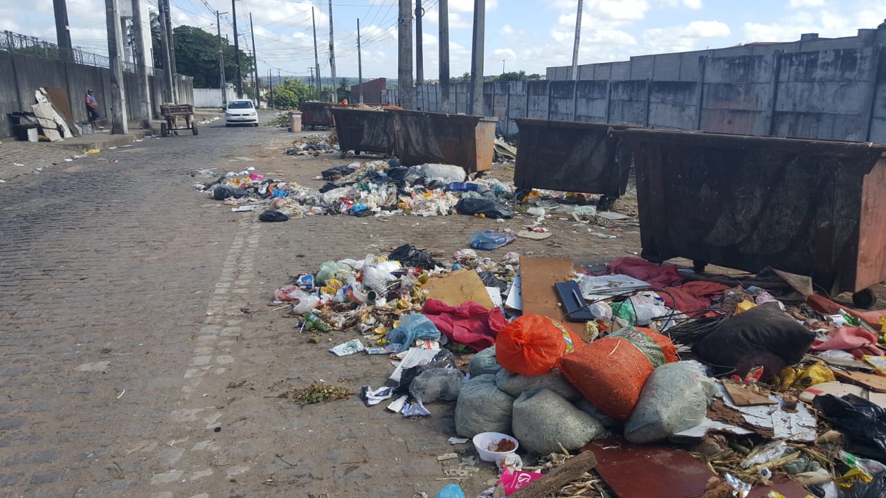Urbana diz que lixo amontoado é "crônico" e culpa descarrego clandestino