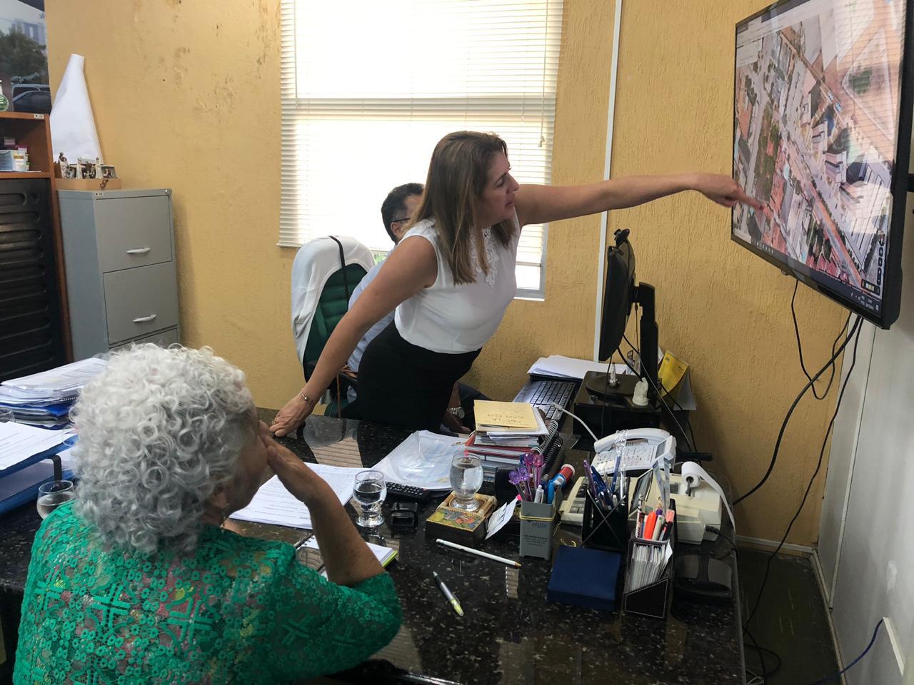 Vereadora Nina Souza acompanha obras de saneamento do San Vale