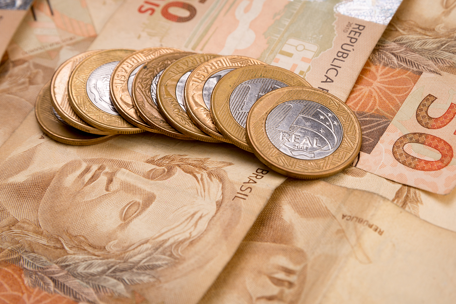 Banco Central surpreende e reduz juros básicos para 6% ao ano