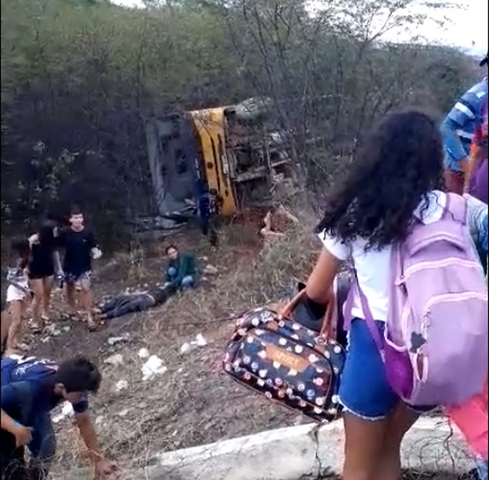 Ônibus escolar fura pneu, sai da pista e capota na BR-405 no RN