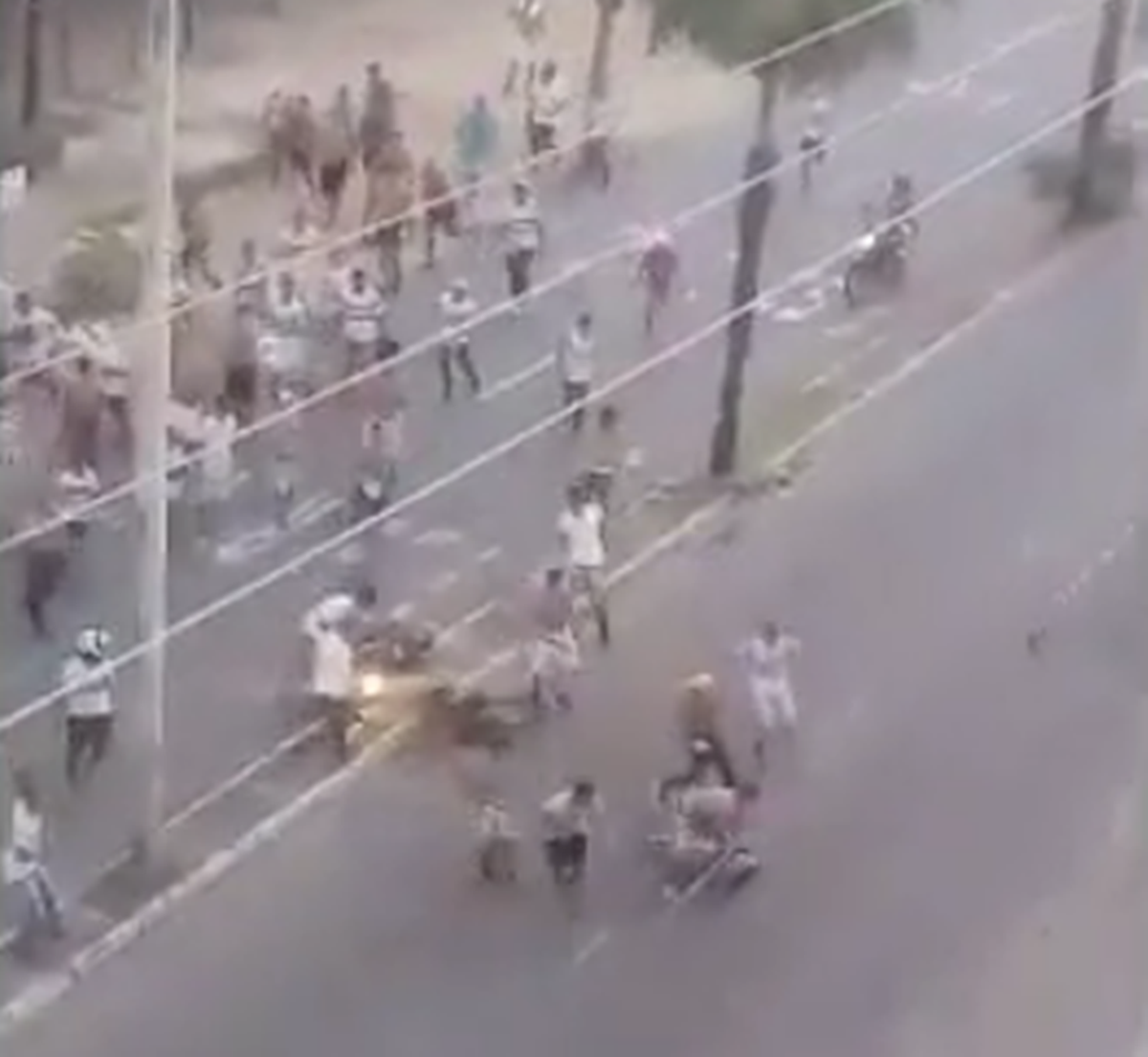 (VÍDEO) Mulher armada impede linchamento de torcedor em Fortaleza; assista
