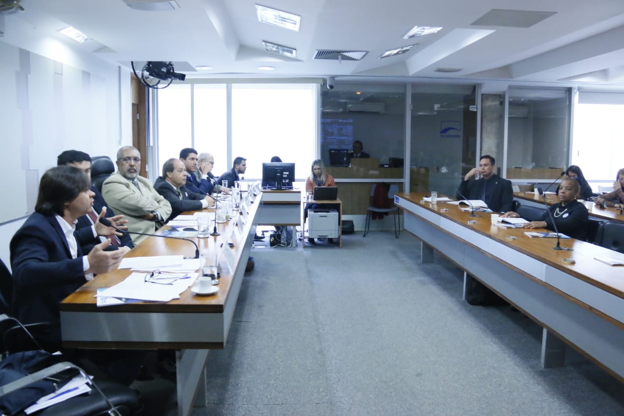 Styvenson ouve crítica à capitalização da Previdência e pede debate "civilizado"