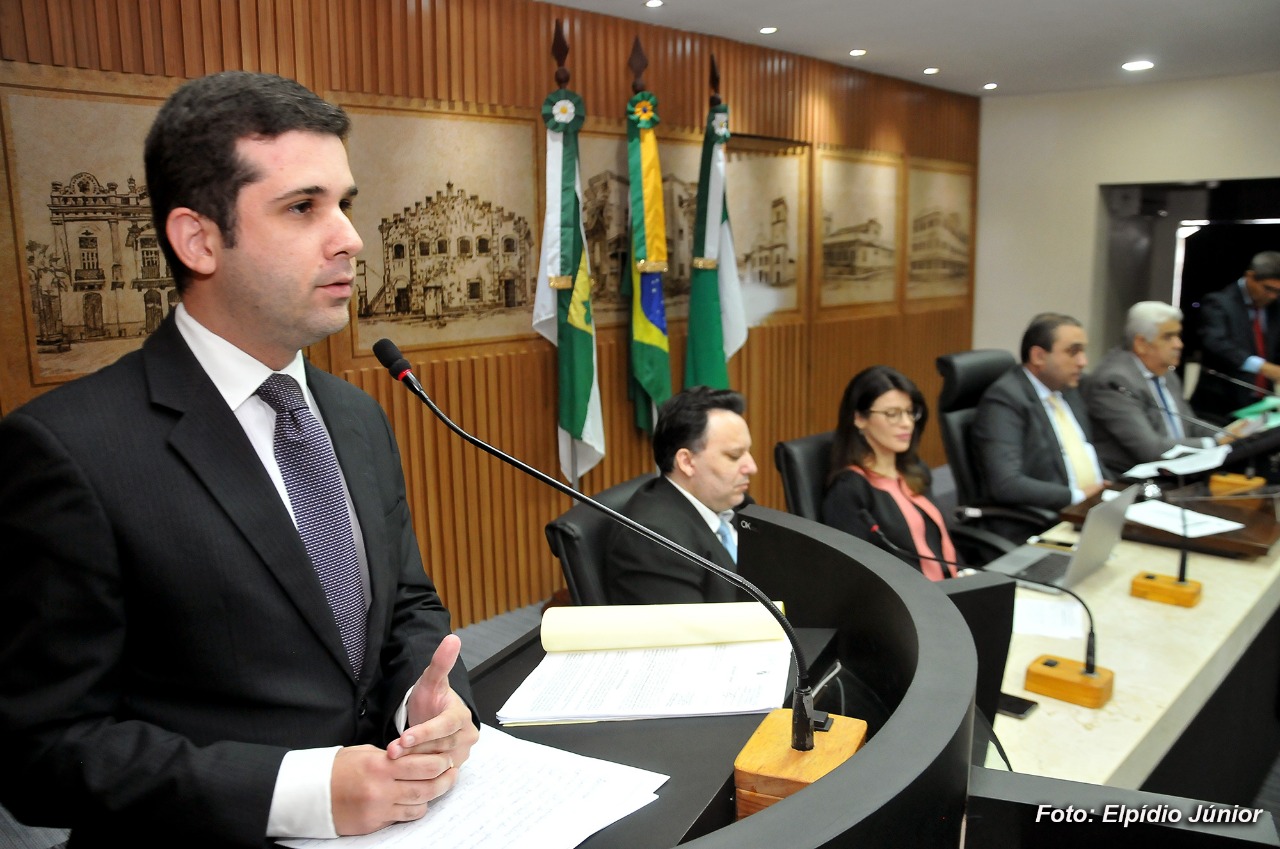 Vereadores derrubam veto de Álvaro Dias e lei de fiscalizações é aprovada