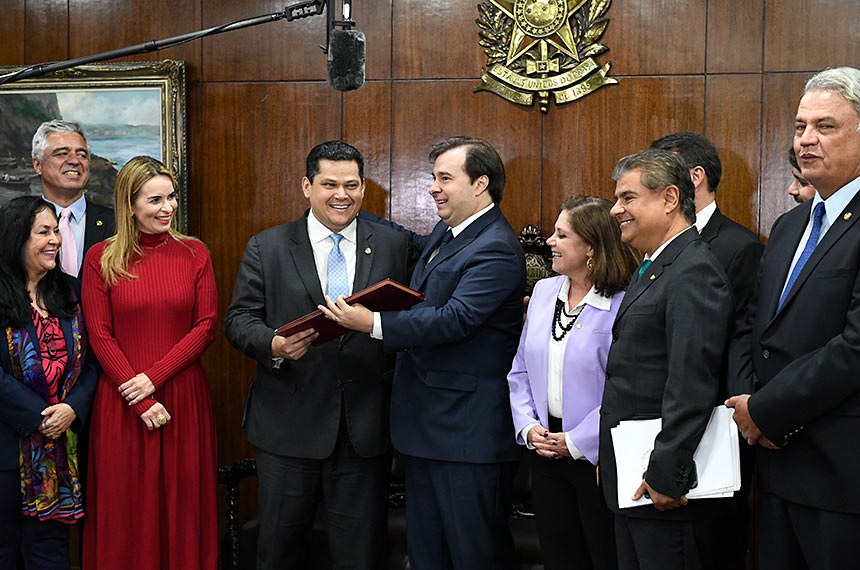 Previdência chega ao Senado e líderes definirão cronograma na semana que vem