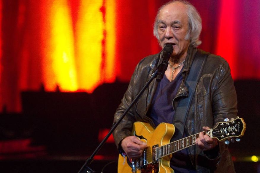 (VÍDEO) Aos 78 anos, Erasmo Carlos despenca de palco e preocupa público; assista