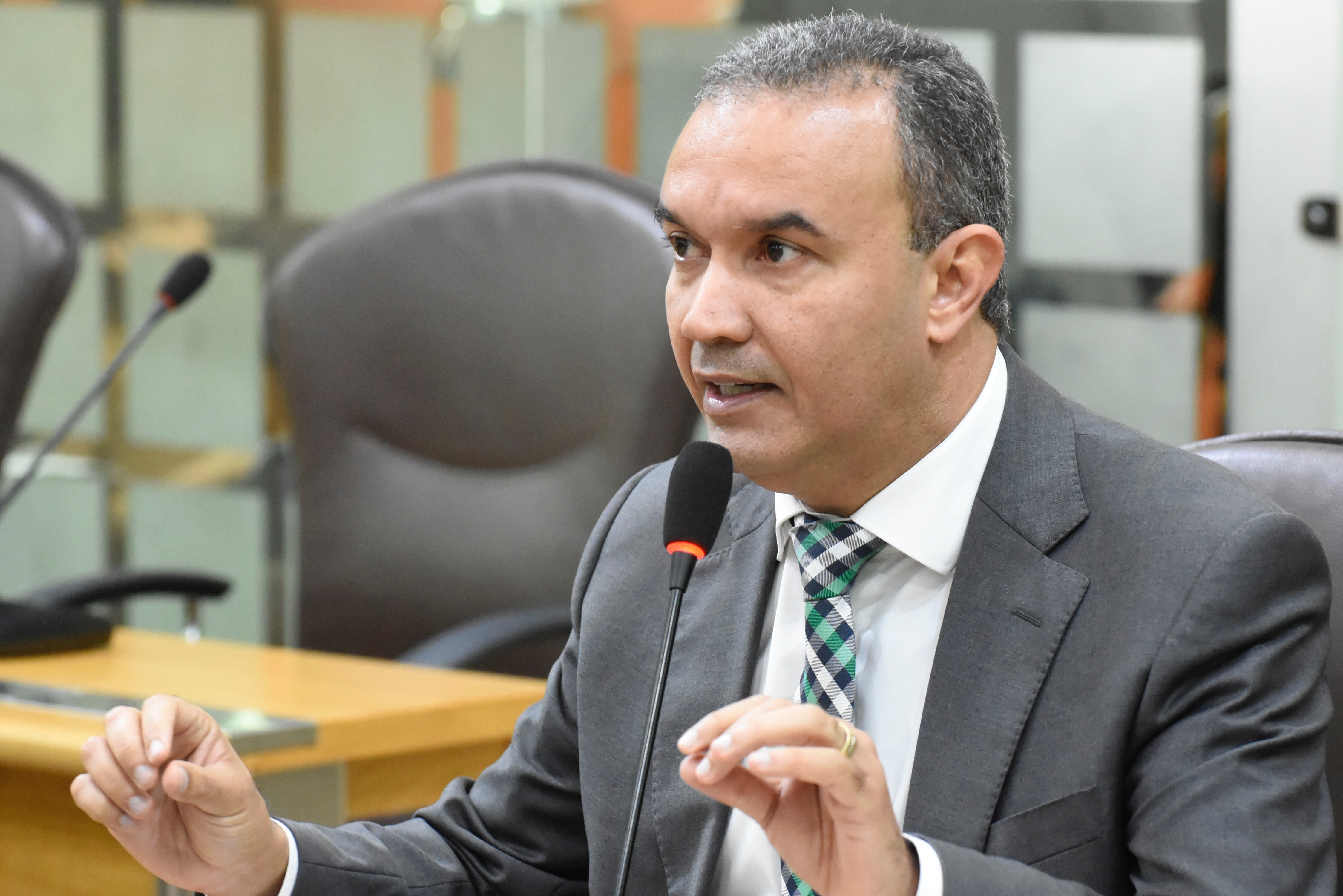 Prefeito optou pela ‘Política do Pão e Circo’, aponta deputado Kelps Lima