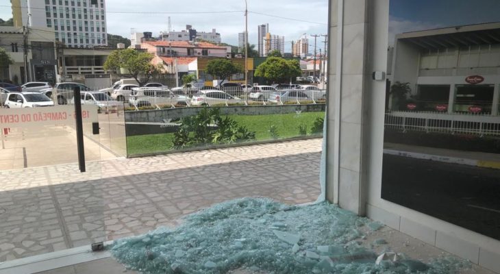 Prédio do América-RN é atingido por ataque a bomba