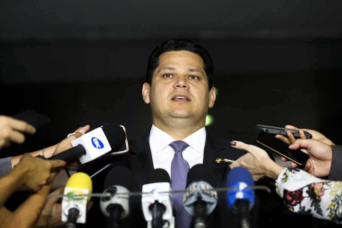 Revisão do pacto federativo reunirá até seis PECs, diz Alcolumbre