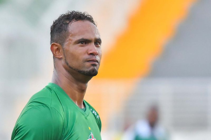 Clube brasileiro anuncia contratação de goleiro condenado por assassinato