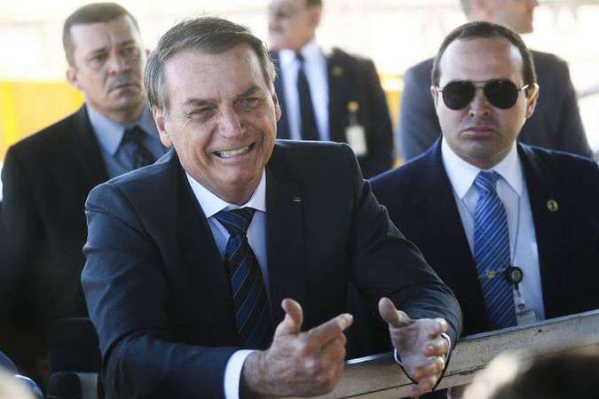 'Vamos acabar com o cocô no Brasil: comunistas e corruptos', dispara Bolsonaro