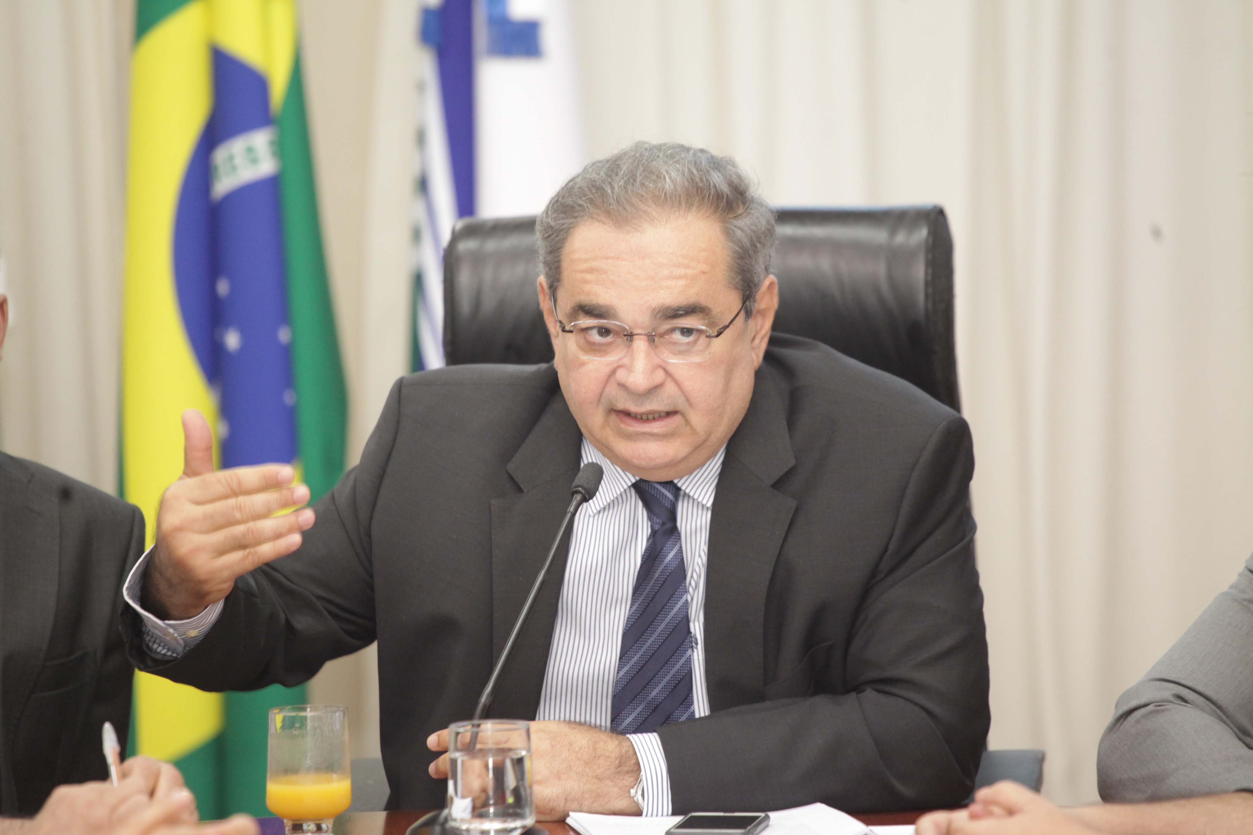 Álvaro Dias: "Estamos enfrentando a crise com muito trabalho"