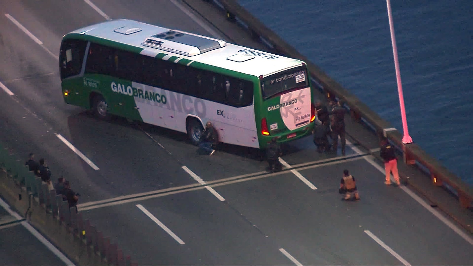 (AO VIVO) Homem armado faz reféns em ônibus na Ponte Rio-Niterói; assista