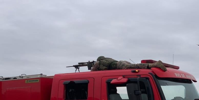 População aplaude sniper que matou sequestrador no RJ; assista